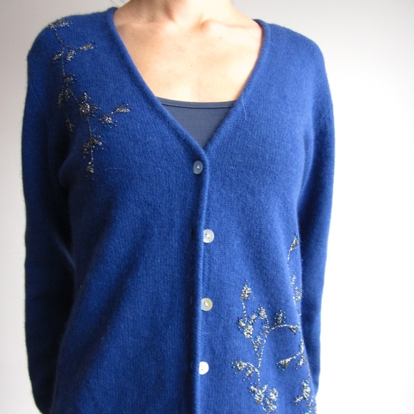 VINTAGE Cardigan w/embroidery (Lambswool & Angora) - Picture 2 of 3